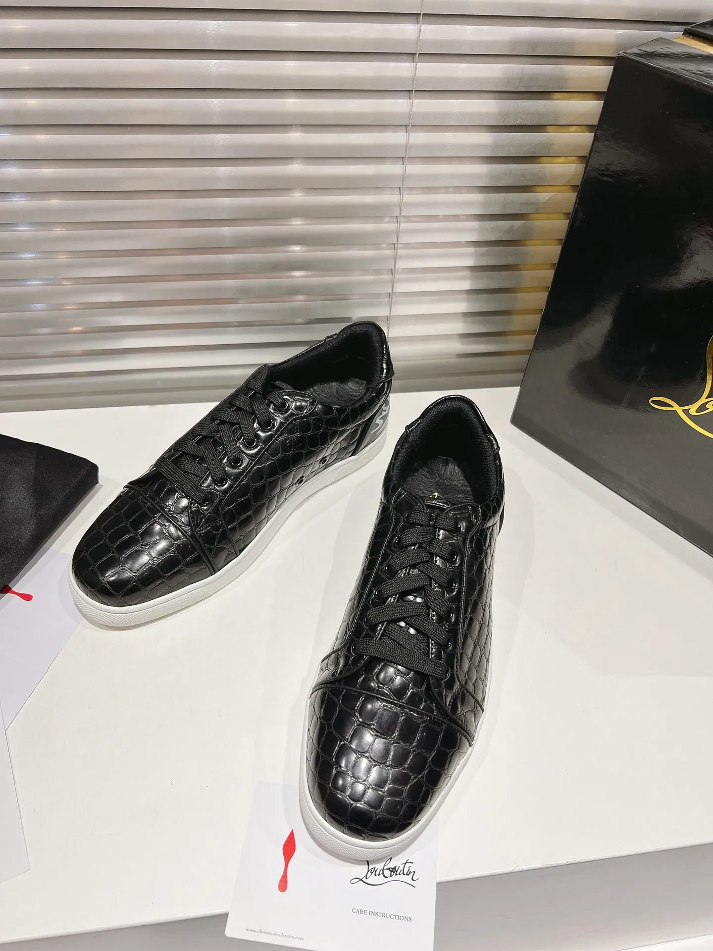 👟👟Ex-factory price 700👟👟 ╔Low top black stone pattern printed logo model╗ ·Top version customization·²⁰²²𝐬𝐬 𝑪𝒉𝒓𝒊𝒔𝒕𝒊𝒂𝒏 𝑳𝒐𝒖𝒃𝒐𝒖𝒕𝒊𝒏 ▪️No matter the last shape, fabric, diamonds, nails, lining, outsole, they are as close as possible to ZP... ▪️The original sole is specially provided by the original factory ▪️The lining is imported water-dyed cowhide ▪️Private customization time is about 3-7 days —————— Size: Women's 35M-41M Men's 38M-47M, half size can be customized